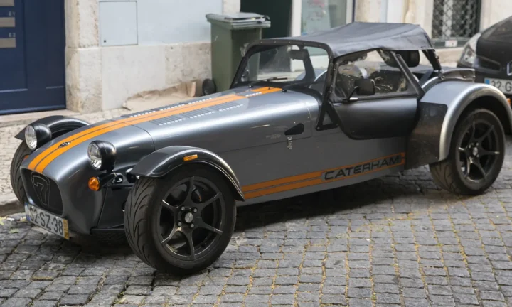 Photo réelle d’une Caterham Seven illustrant le guide d’achat belge