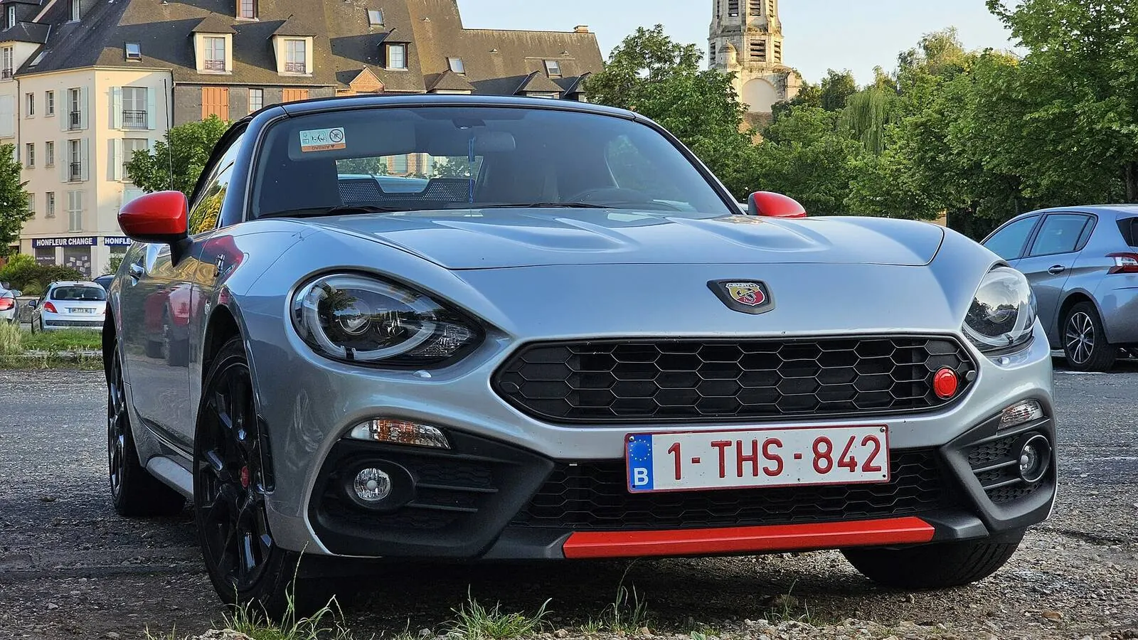 Voiture réelle photographiée dans un contexte de démarches automobiles pour « Qu’est-ce que le Certificat de Conformité (COC) et pourquoi est-il essentiel pour la vent… »