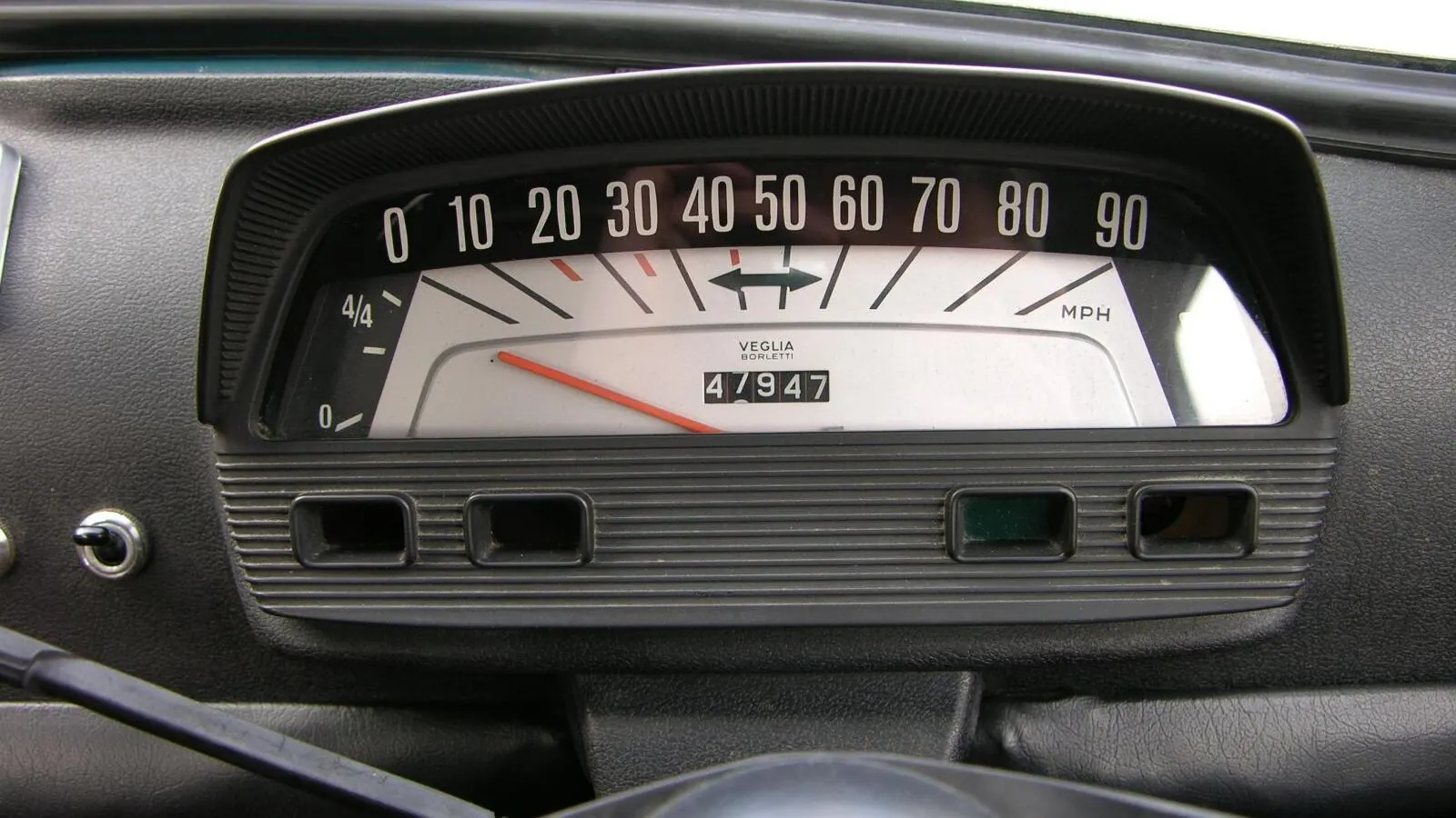 Voiture réelle photographiée en extérieur pour « Le certificat de conformité européen pour les voitures d’occasion : utilité et obtention »