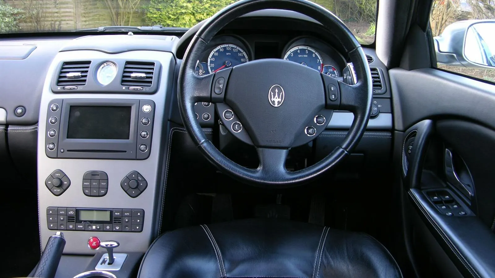 Voiture réelle photographiée en extérieur pour « Le certificat d’immatriculation (carte grise) : comprendre ses sections et son importance »