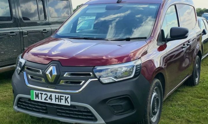 Voiture électrique réelle photographiée en extérieur pour « Certificats Verts et Soutien à l’Énergie Renouvelable pour les VE en Belgique »
