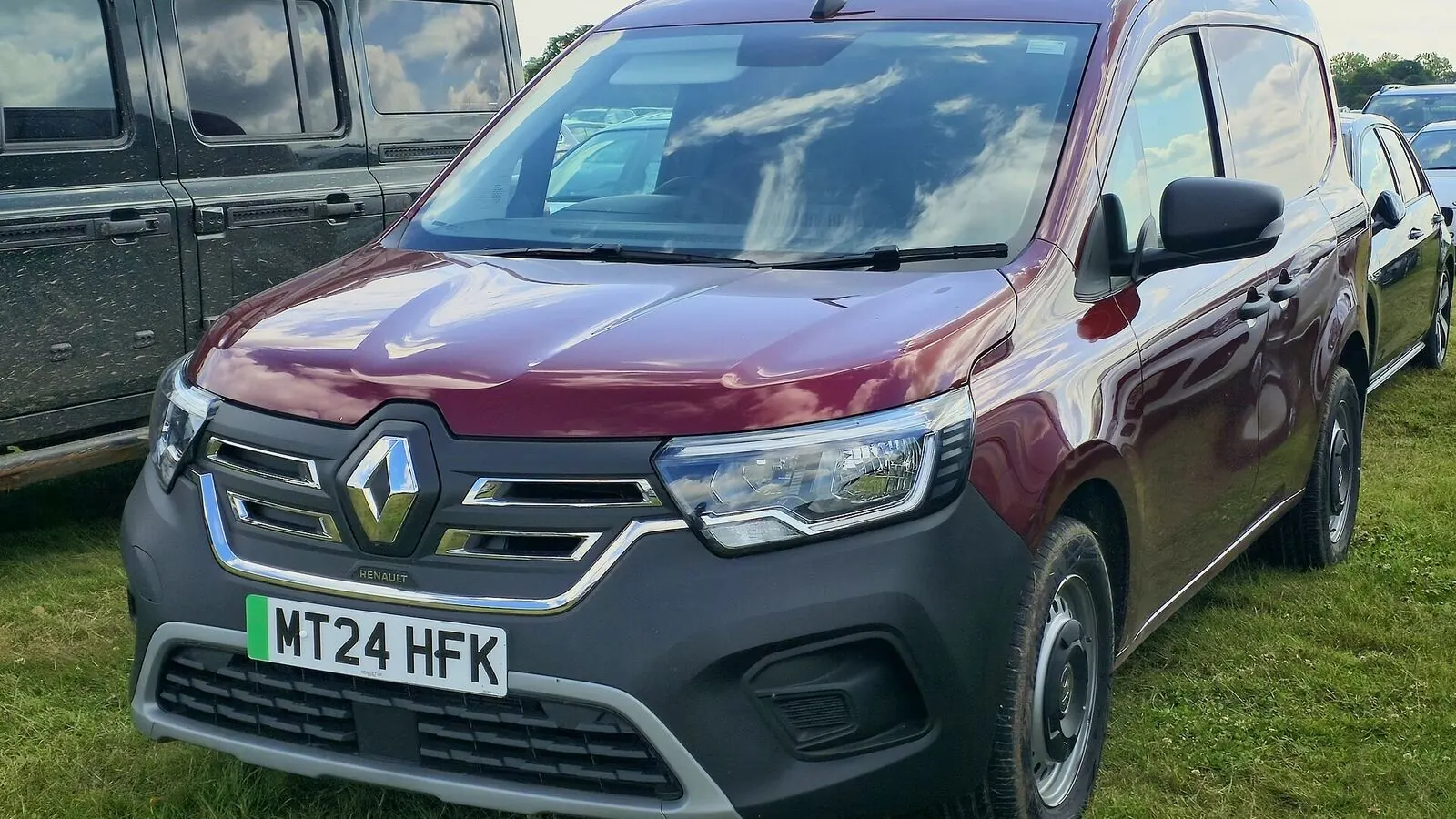 Voiture électrique réelle photographiée en extérieur pour « Certificats Verts et Soutien à l’Énergie Renouvelable pour les VE en Belgique »