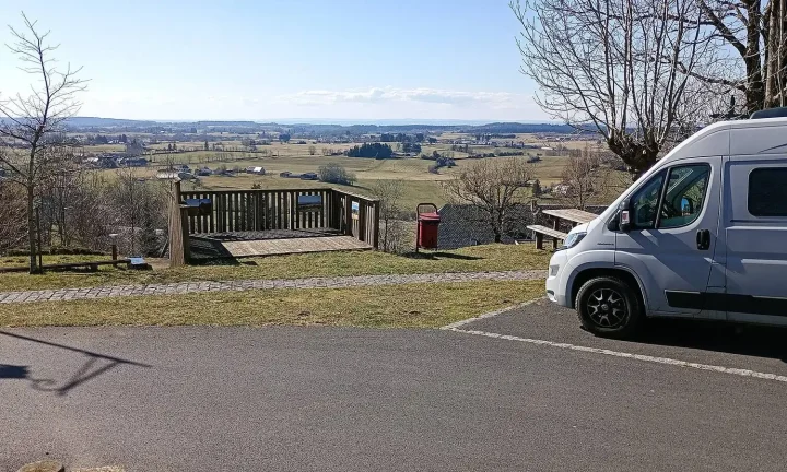 Camping-car réel photographié sur la route ou en stationnement pour « Changer d’assurance camping-car en Belgique : Quand et comment le faire ? »