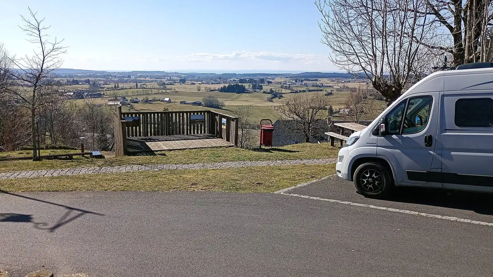 Camping-car réel photographié sur la route ou en stationnement pour « Changer d’assurance camping-car en Belgique : Quand et comment le faire ? »