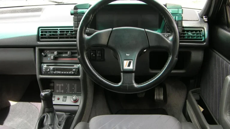 Voiture réelle photographiée en extérieur pour « Changer ses Pneus: Guide Complet et Coûts pour Voiture d’Occasion en Belgique »