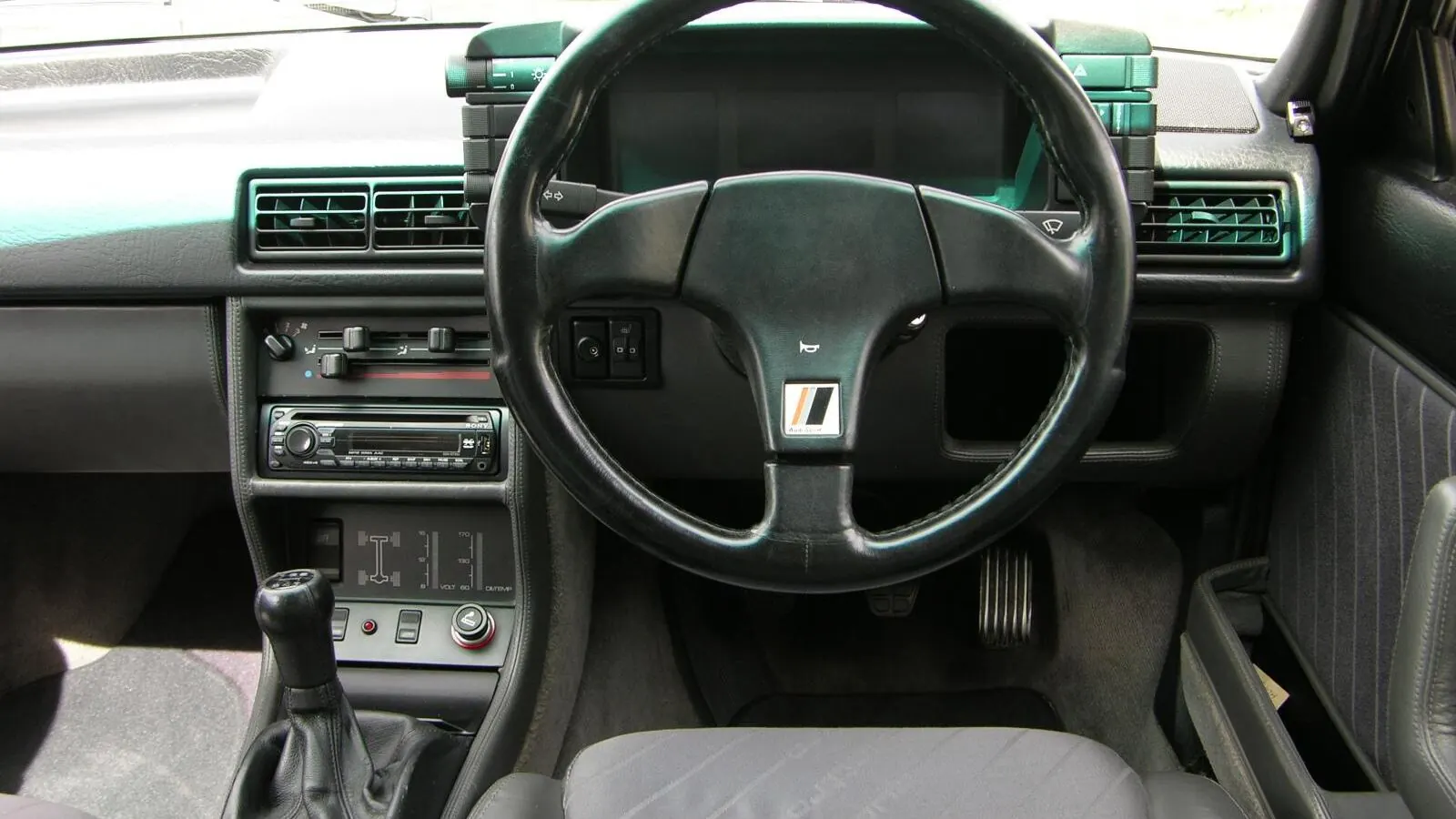 Voiture réelle photographiée en extérieur pour « Changer ses Pneus: Guide Complet et Coûts pour Voiture d’Occasion en Belgique »
