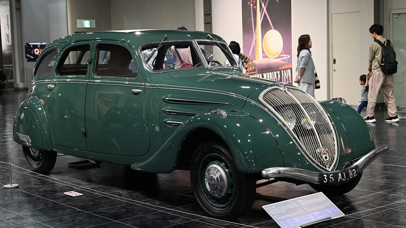 Voiture réelle photographiée en extérieur pour « Charte de déontologie »