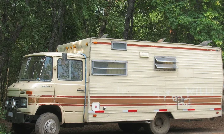 Camping-car réel photographié sur la route ou en stationnement pour « Chauffage Efficace pour Camping-Car en Hiver Belge »