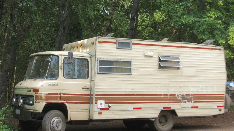 Camping-car réel photographié sur la route ou en stationnement pour « Chauffage Efficace pour Camping-Car en Hiver Belge »