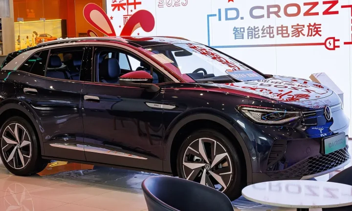 Voiture électrique réelle photographiée en extérieur pour « L’Impact du Système de Chauffage/Climatisation sur l’Autonomie des VE »
