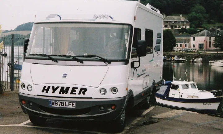 Camping-car réel photographié sur la route ou en stationnement pour « Chaufferettes d’Appoint et Radiateurs Électriques pour Hiverner Son Camping-Car »