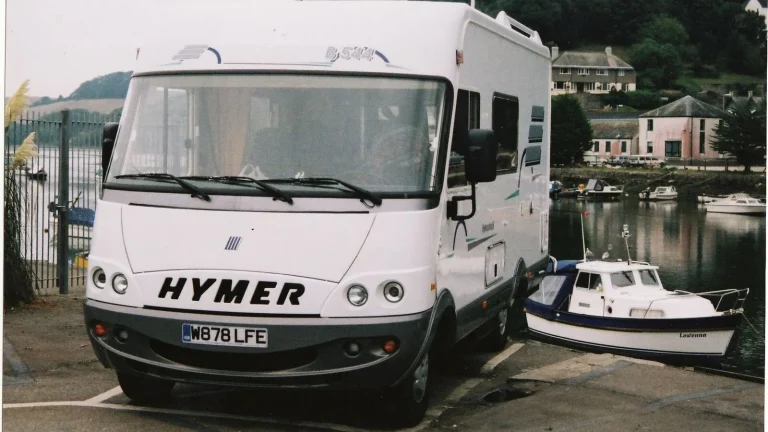 Camping-car réel photographié sur la route ou en stationnement pour « Chaufferettes d’Appoint et Radiateurs Électriques pour Hiverner Son Camping-Car »