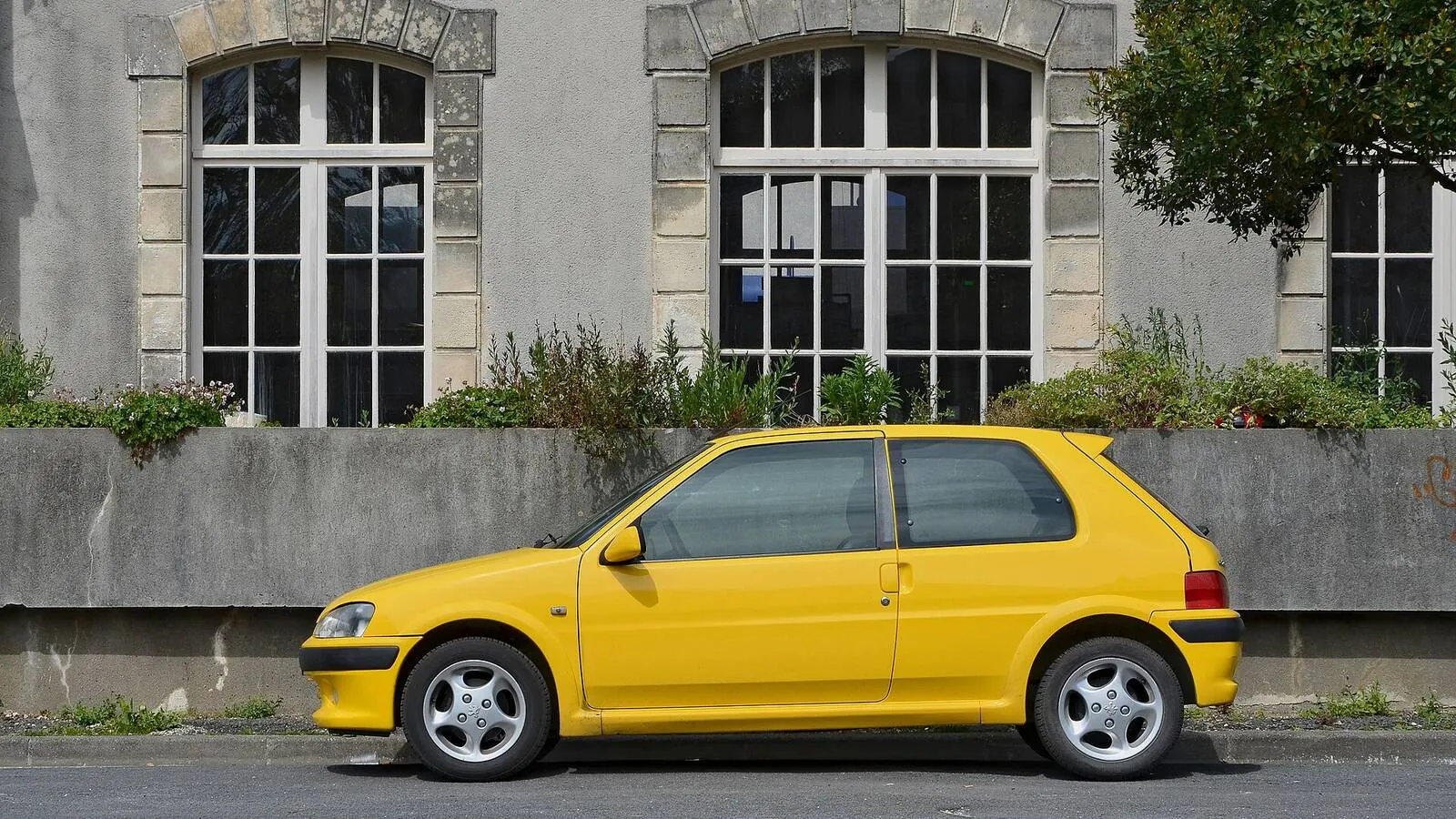 Voiture réelle photographiée en extérieur pour « Checklist d’achat d’occasion »