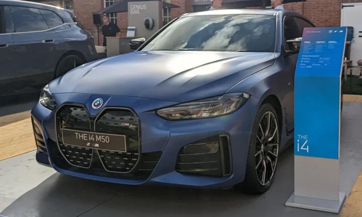 Voiture électrique réelle photographiée en extérieur pour « Checklist d’Entretien Annuel pour une Voiture Électrique en Belgique »