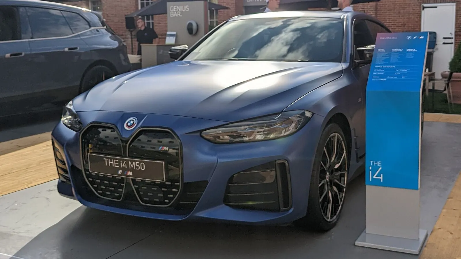 Voiture électrique réelle photographiée en extérieur pour « Checklist d’Entretien Annuel pour une Voiture Électrique en Belgique »