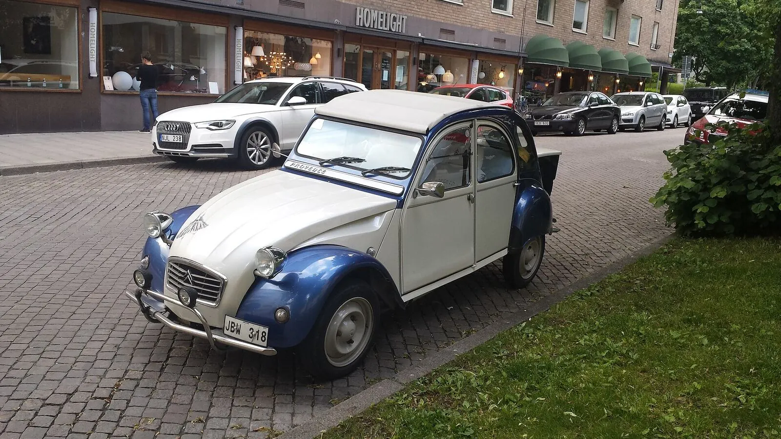 Voiture réelle photographiée en extérieur pour « Checklist d’essai routier d’une voiture d’occasion »