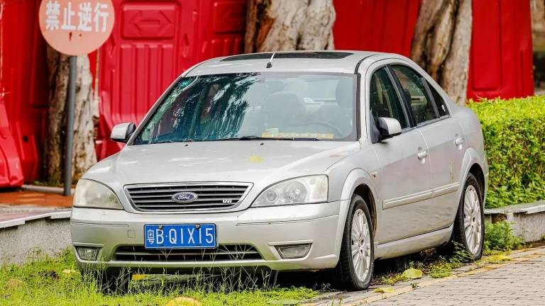 Voiture réelle photographiée en extérieur pour « Checklist ultime pour l’inspection d’une voiture d’occasion en Belgique »