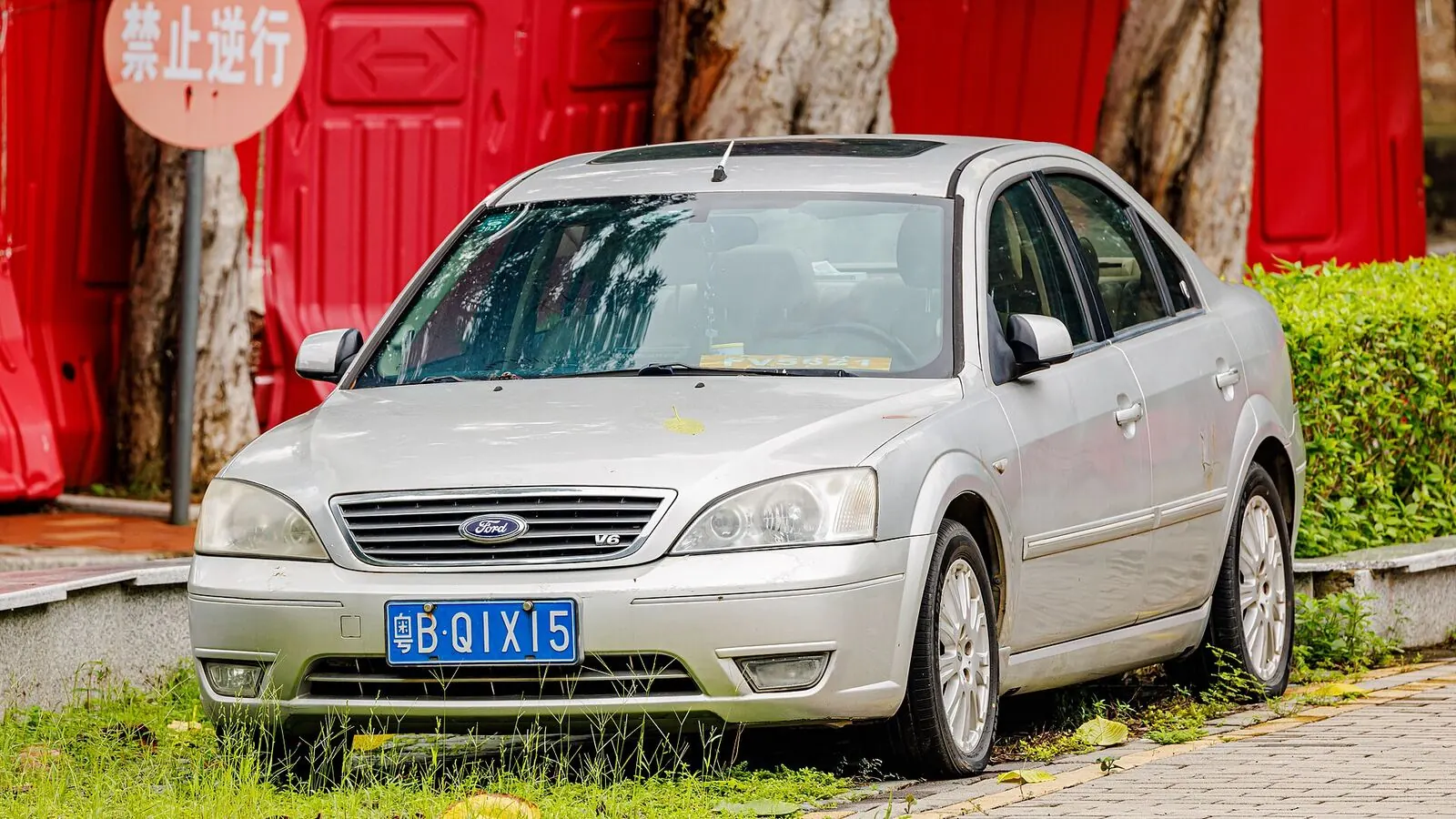 Voiture réelle photographiée en extérieur pour « Checklist ultime pour l’inspection d’une voiture d’occasion en Belgique »
