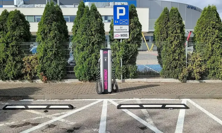 Voiture électrique réelle photographiée près d’une borne de recharge pour « Comment choisir sa borne de recharge électrique en Belgique »
