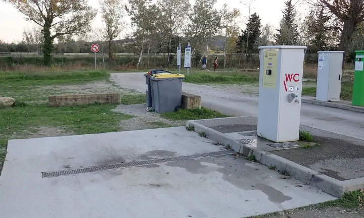 Camping-car réel photographié sur la route ou en stationnement pour « Choisir son Camping-Car de Location en Belgique: Guide Complet »