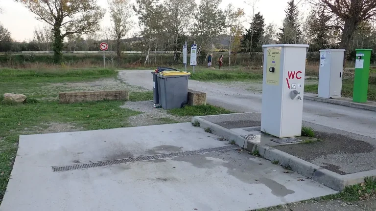 Camping-car réel photographié sur la route ou en stationnement pour « Choisir son Camping-Car de Location en Belgique: Guide Complet »
