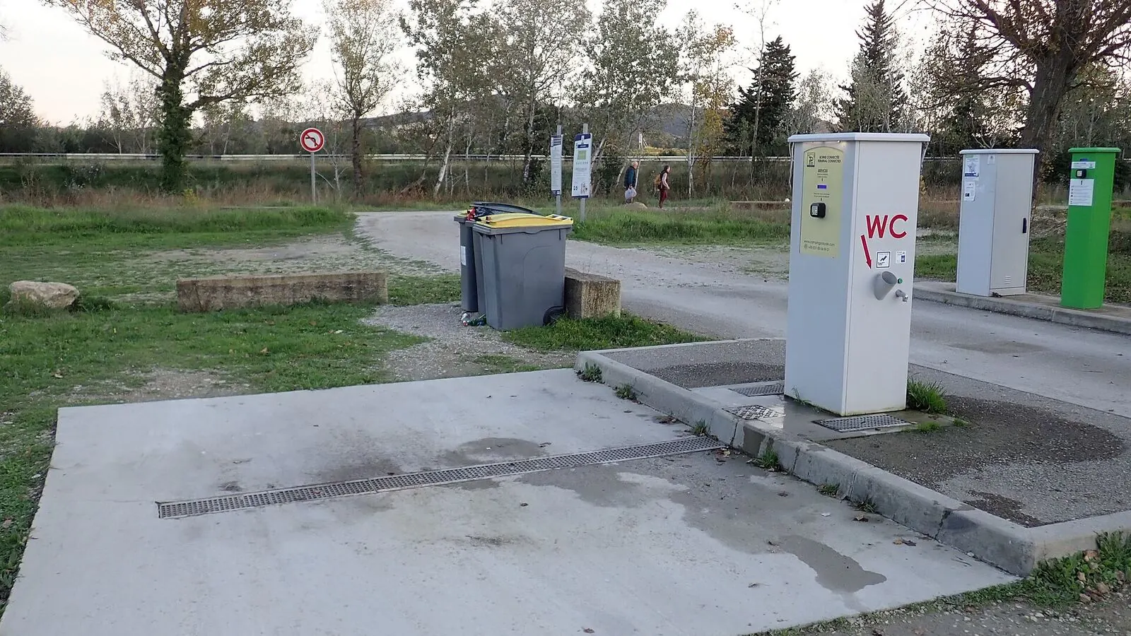 Camping-car réel photographié sur la route ou en stationnement pour « Choisir son Camping-Car de Location en Belgique: Guide Complet »