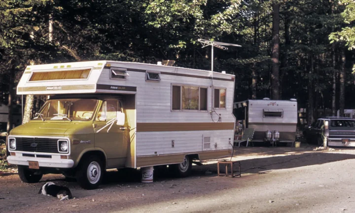 Camping-car réel photographié sur la route ou en stationnement pour « Circuits Thématiques en Camping-Car en Belgique: Bières, Châteaux, Patrimoine »