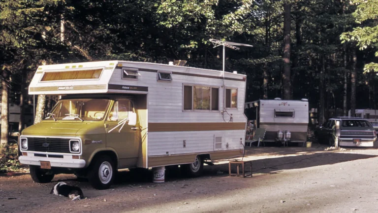 Camping-car réel photographié sur la route ou en stationnement pour « Circuits Thématiques en Camping-Car en Belgique: Bières, Châteaux, Patrimoine »