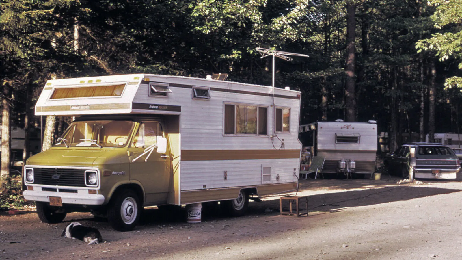 Camping-car réel photographié sur la route ou en stationnement pour « Circuits Thématiques en Camping-Car en Belgique: Bières, Châteaux, Patrimoine »