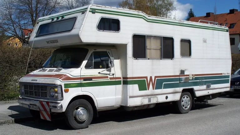 Camping-car réel photographié sur la route ou en stationnement pour « Circulation Hivernale en Camping-car en Belgique : Spécificités Légales »