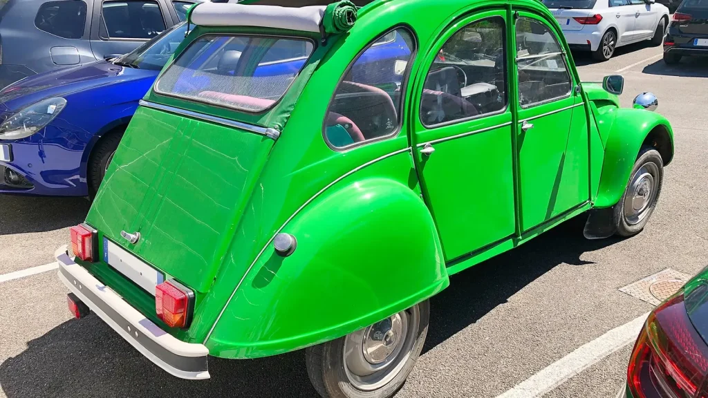 Citroën 2 CV historique photographiée en extérieur