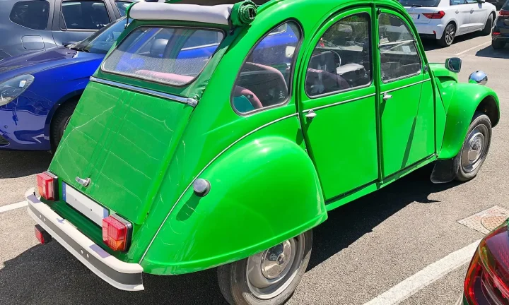 Citroën 2 CV historique photographiée en extérieur