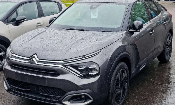 Citroën C4 de troisième génération photographiée de trois quarts avant