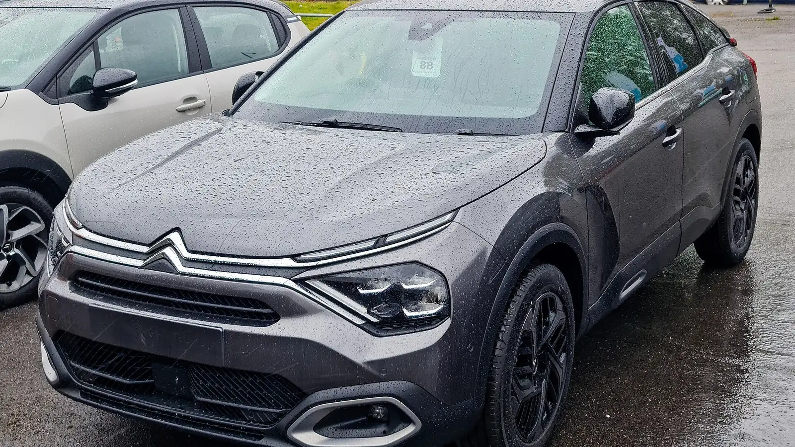 Citroën C4 de troisième génération photographiée de trois quarts avant