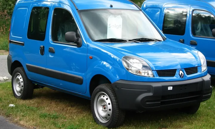 Voiture électrique réelle photographiée en extérieur pour « Influence du Climat Belge sur la Performance et la Durée de Vie des Batteries de VE »