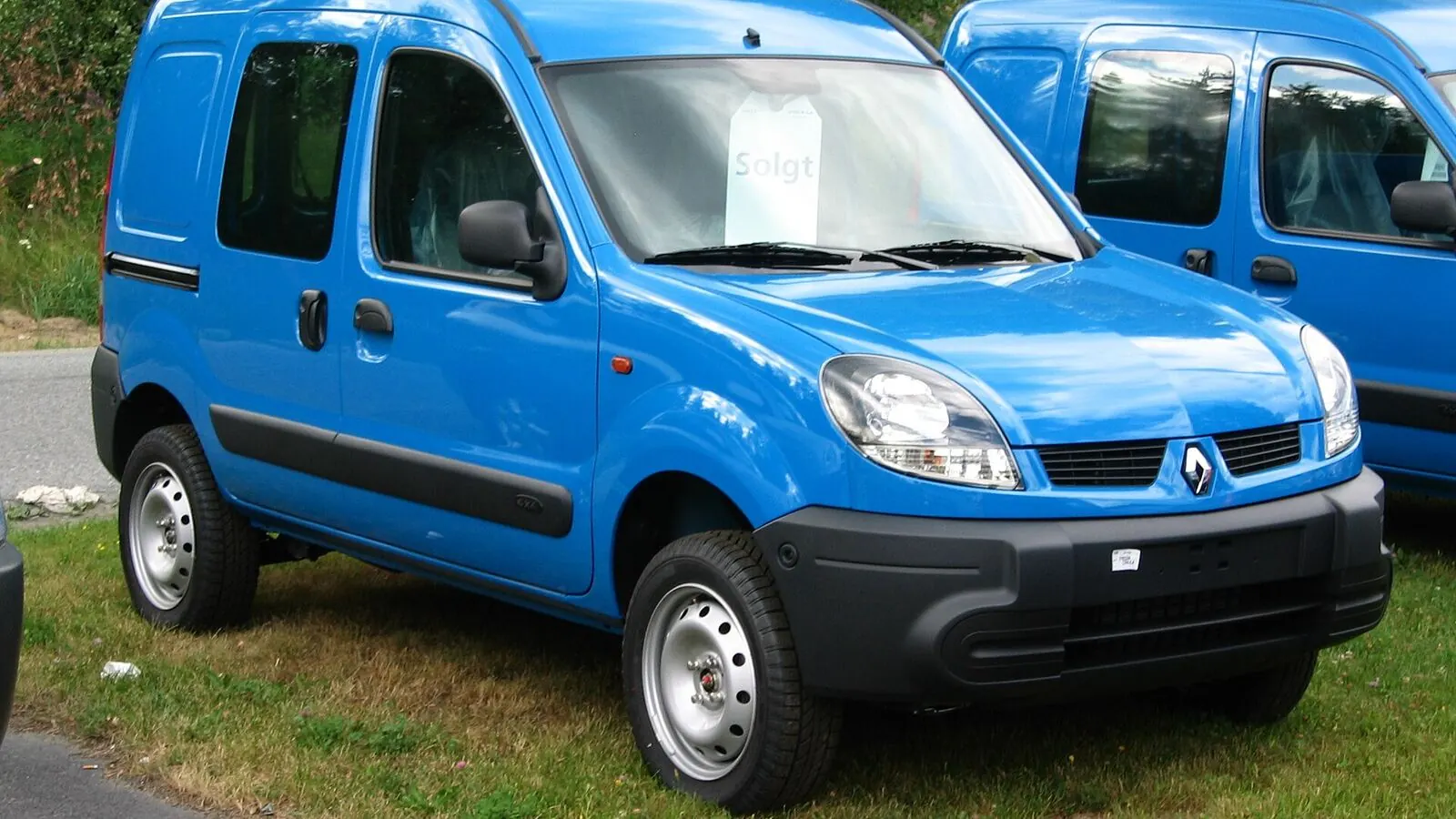 Voiture électrique réelle photographiée en extérieur pour « Influence du Climat Belge sur la Performance et la Durée de Vie des Batteries de VE »