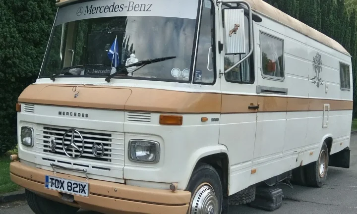 Camping-car réel photographié sur la route ou en stationnement pour « Solutions de Climatisation et Ventilation pour Camping-Car en Été »