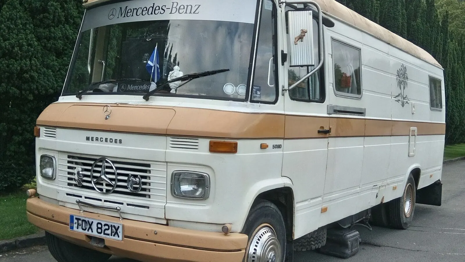 Camping-car réel photographié sur la route ou en stationnement pour « Solutions de Climatisation et Ventilation pour Camping-Car en Été »