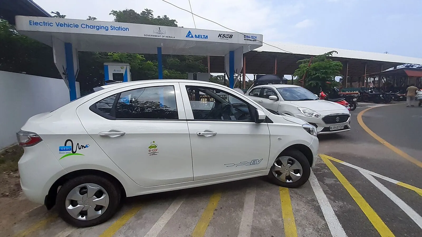 Voiture électrique réelle photographiée près d’une borne de recharge pour « Climatisation Voiture d’Occasion: Entretien, Recharge et Réparation des Fuites »