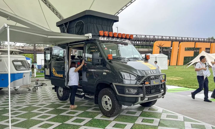 Camping-car réel photographié sur la route ou en stationnement pour « Les Clubs et Associations de Camping-caristes en Belgique : S’Affilier ou non? »