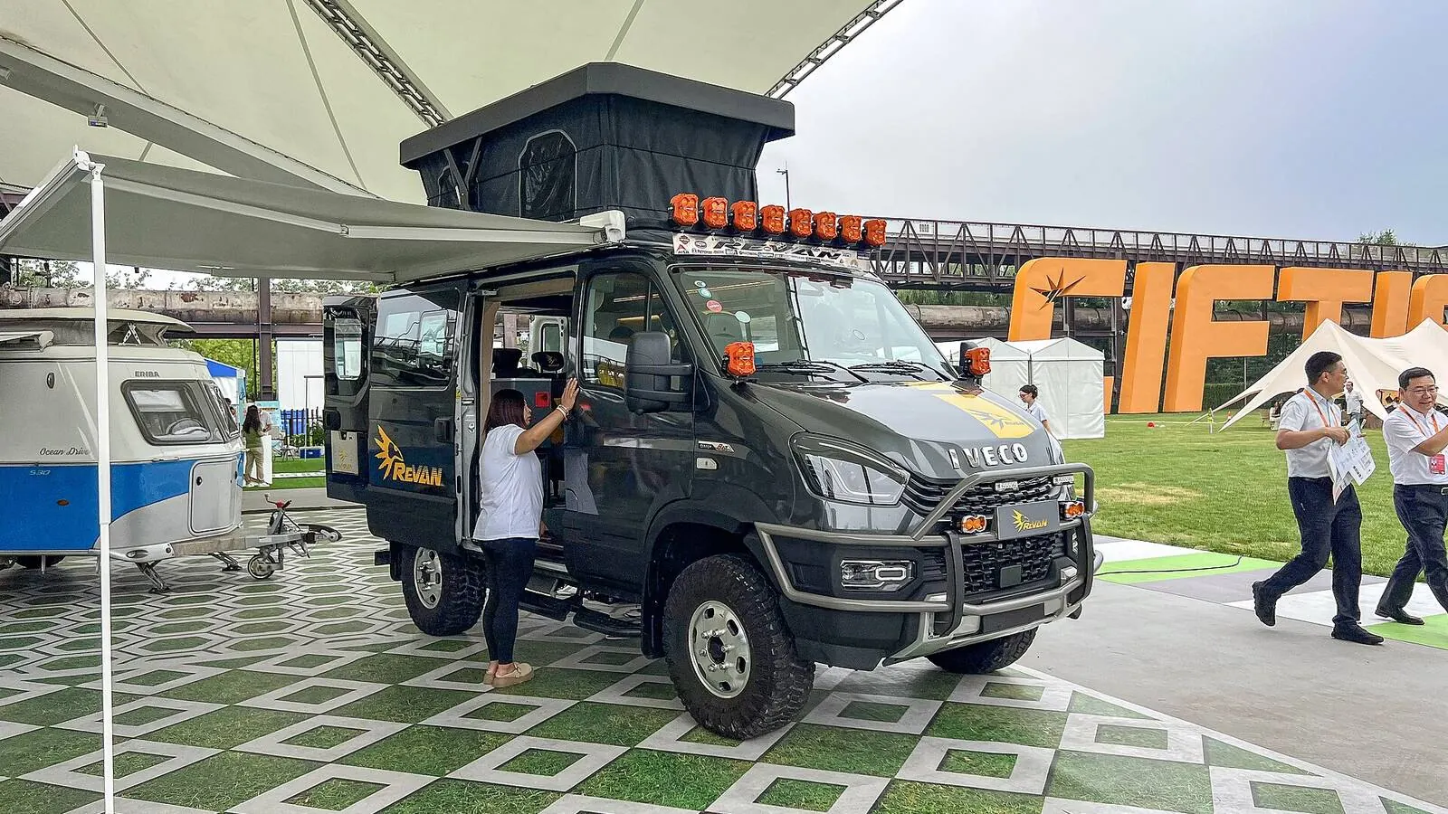 Camping-car réel photographié sur la route ou en stationnement pour « Les Clubs et Associations de Camping-caristes en Belgique : S’Affilier ou non? »