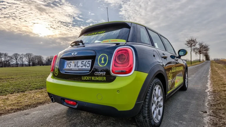Voiture réelle photographiée en extérieur pour « Le COC (Certificat de Conformité) : Indispensable pour l’importation en Belgique »
