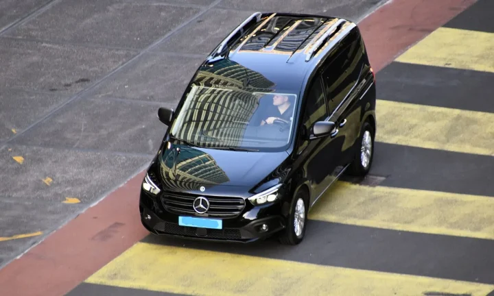 Voiture électrique réelle photographiée en extérieur pour « Code de la Route Belge et Spécificités pour les Voitures Électriques »