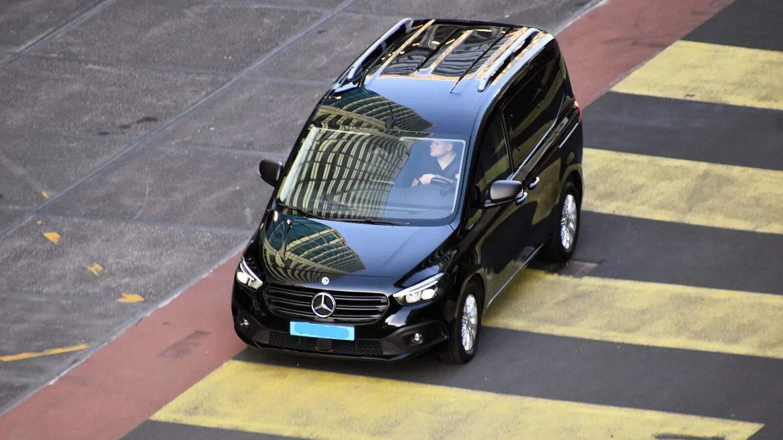 Voiture électrique réelle photographiée en extérieur pour « Code de la Route Belge et Spécificités pour les Voitures Électriques »