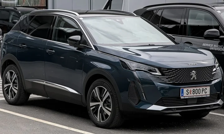 Voiture réelle photographiée en extérieur pour « Combien coûte l’entretien annuel d’une voiture en Belgique ? »