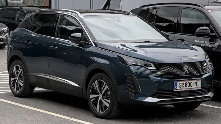 Voiture réelle photographiée en extérieur pour « Combien coûte l’entretien annuel d’une voiture en Belgique ? »