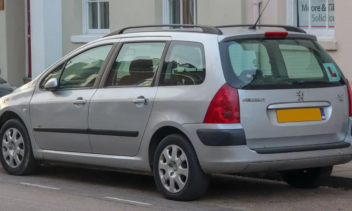 Voiture réelle photographiée en extérieur pour « Combien coûte réellement un SUV d’occasion en Belgique ? »