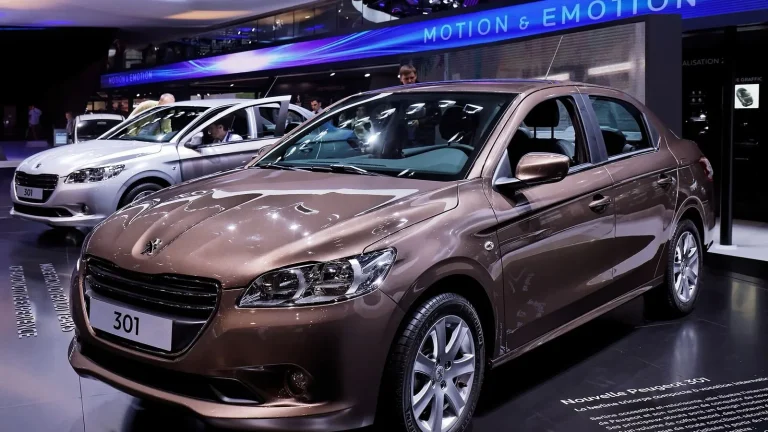 Voiture réelle photographiée en extérieur pour « Comment entretenir sa voiture : calendrier complet »