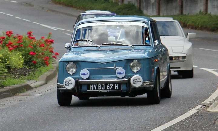 Voiture réelle photographiée en extérieur pour « Comment immatriculer en France une voiture achetée en Belgique ? »