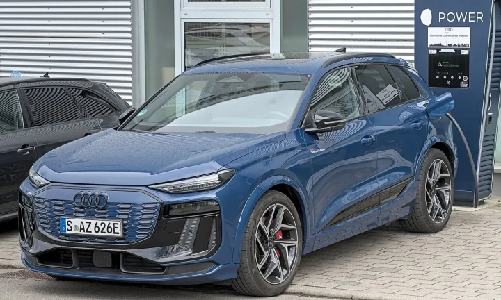 Voiture électrique réelle photographiée en extérieur pour « Comment savoir si une batterie de voiture est morte ? »